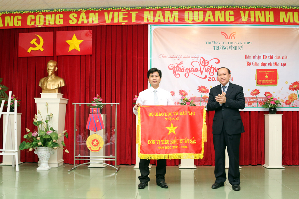 Trường TH, THCS, THPT Trương Vĩnh Ký đón nhận cờ thi đua của Bộ GD và ĐT